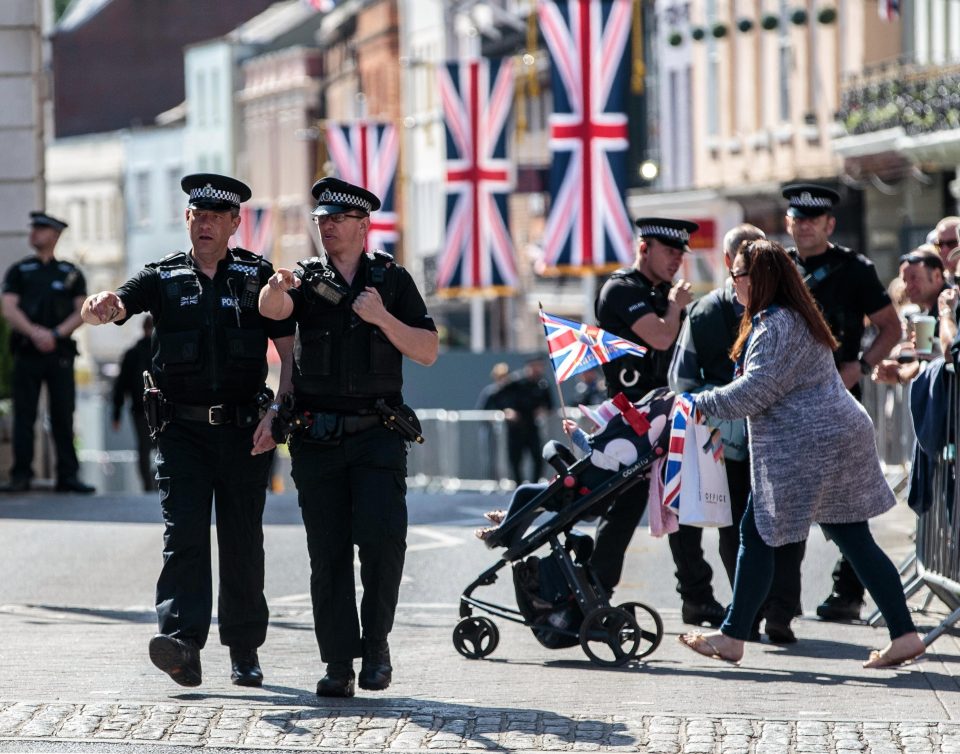 Lính bắn tỉa, cảnh sát vũ trang bảo vệ chặt đám cưới Hoàng gia Anh